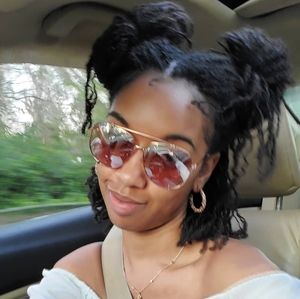 Meet your Posher, Dekoya